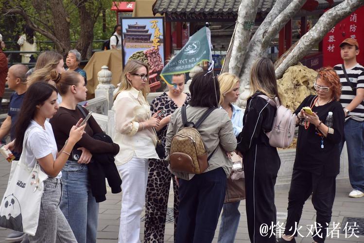 旅游+购物 外国人提着行李箱来“扫货”