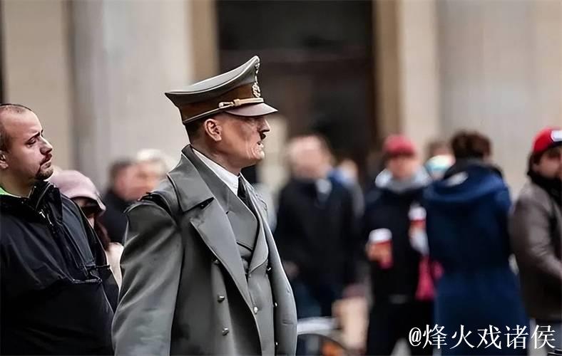 球员庆祝时跳广告牌 掉到1层楼高的深坑:希特勒在任时德国人挖的 球员庆祝时跳广告牌 掉到1层楼高的深坑:希特勒在任时德国人挖的